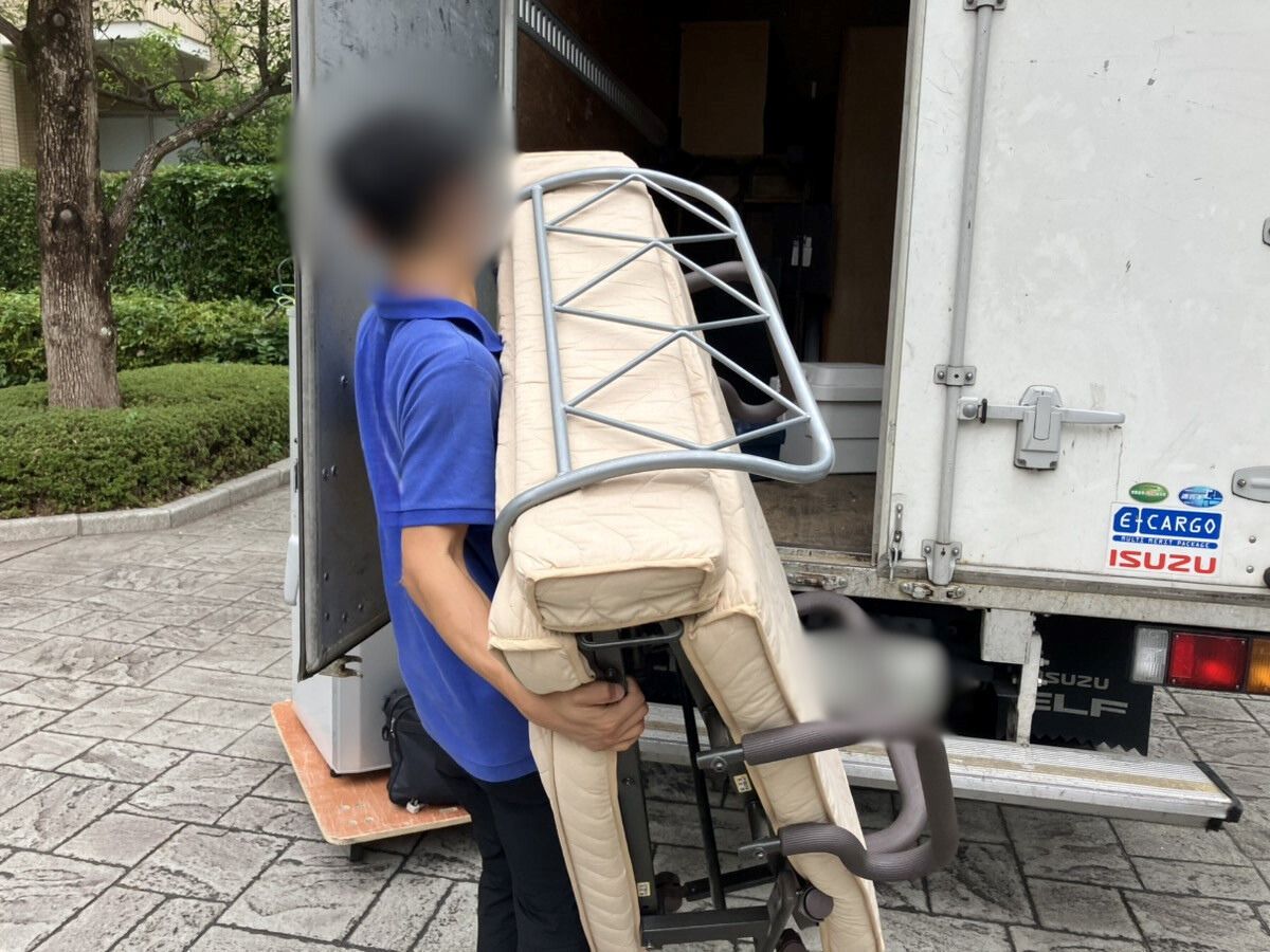 「重量のある折りたたみベッドも解体不要で回収」作業写真