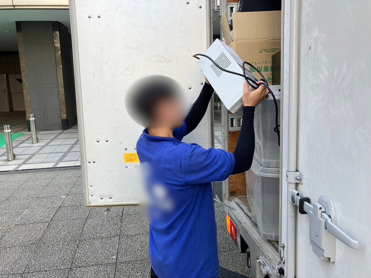 「1Kのマンションからパソコンや周辺機器などを回収しました」作業写真
