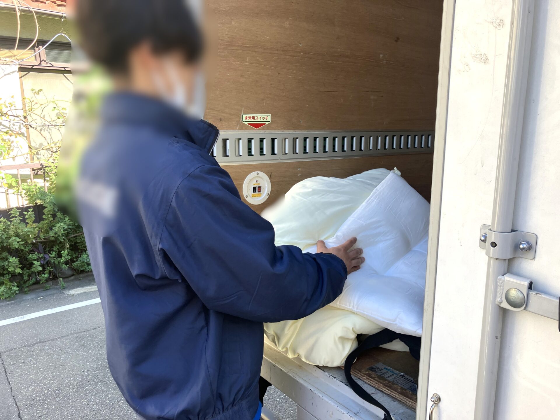 「1Kのマンションのお部屋から枕と布団を回収しました」作業写真