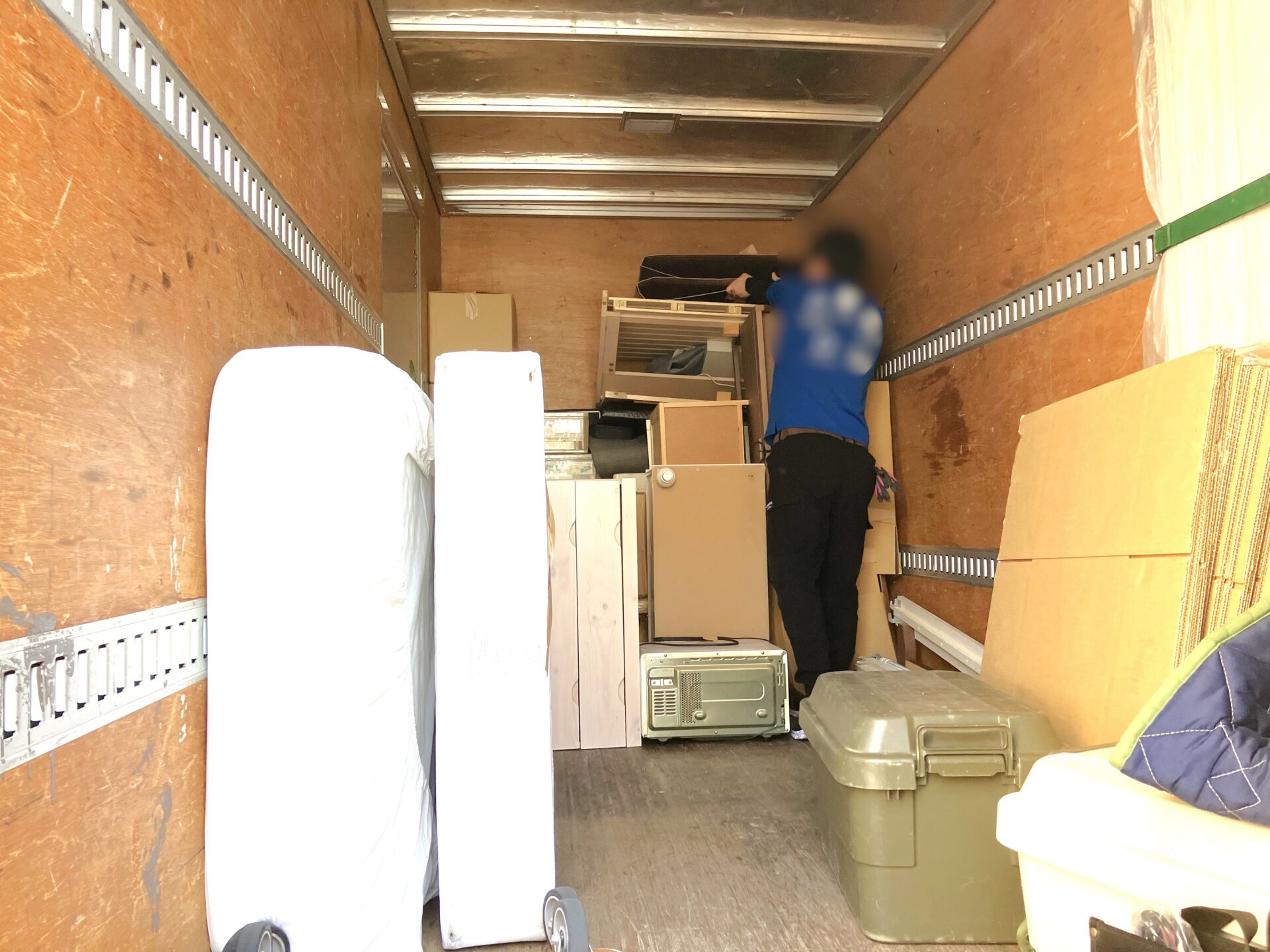 「2Kのマンションのお部屋からホットカーペットを回収しました」作業写真