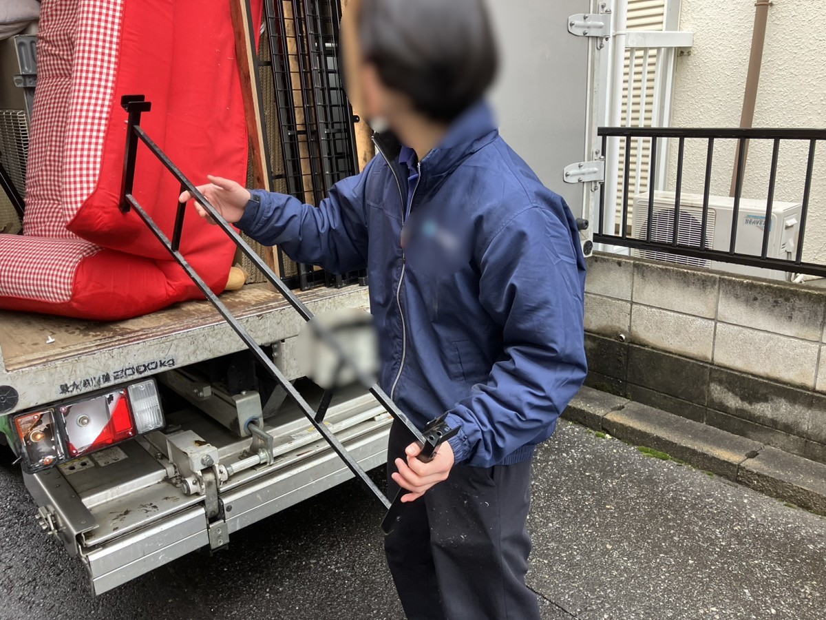 「1Kのマンションのお部屋からベッドフレームを回収しました」作業写真