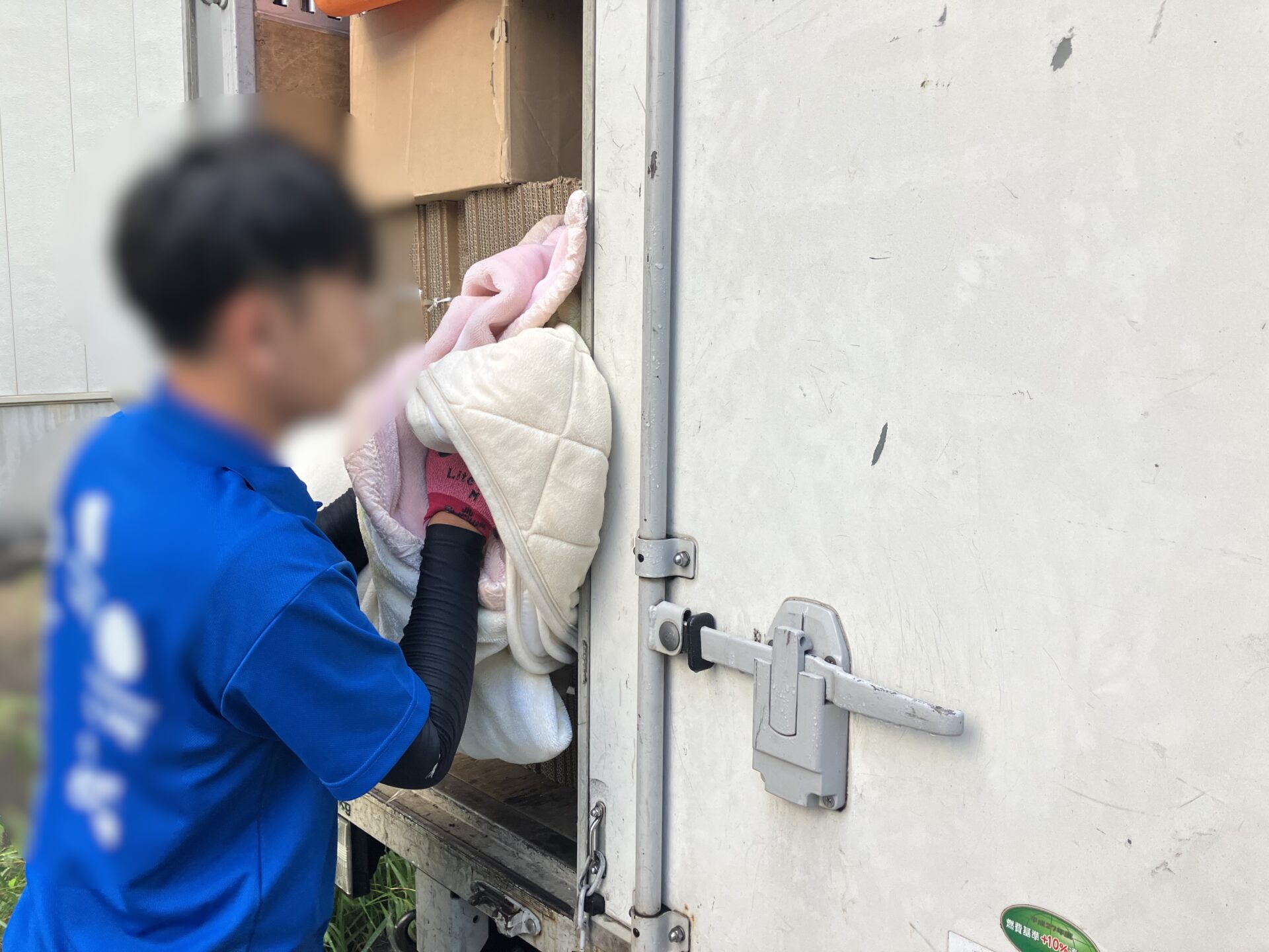 「1Kのマンションのお部屋から毛布や布団を回収しました」作業写真