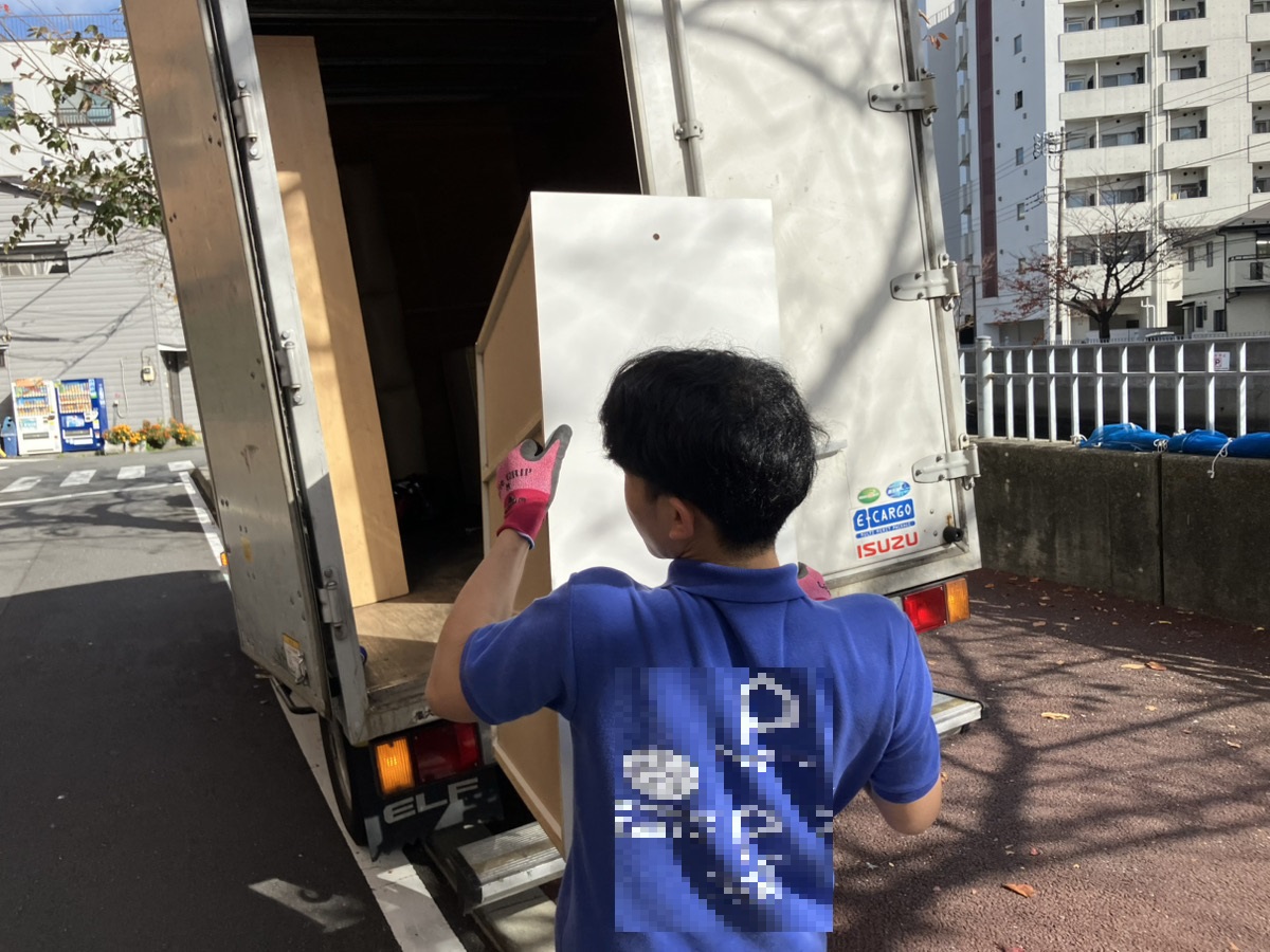 「マンションの階段搬出も安心！棚などの不用品を回収しました」作業写真