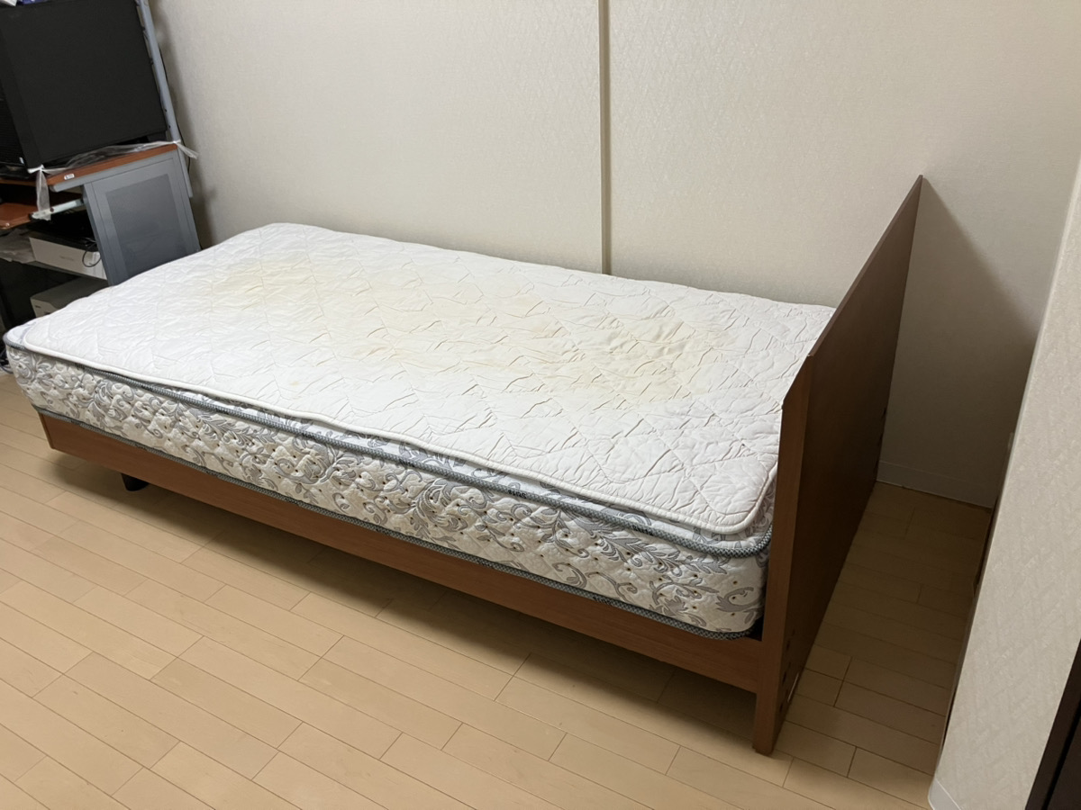 「戸建て住宅の一室からベッドを解体して回収しました」作業写真