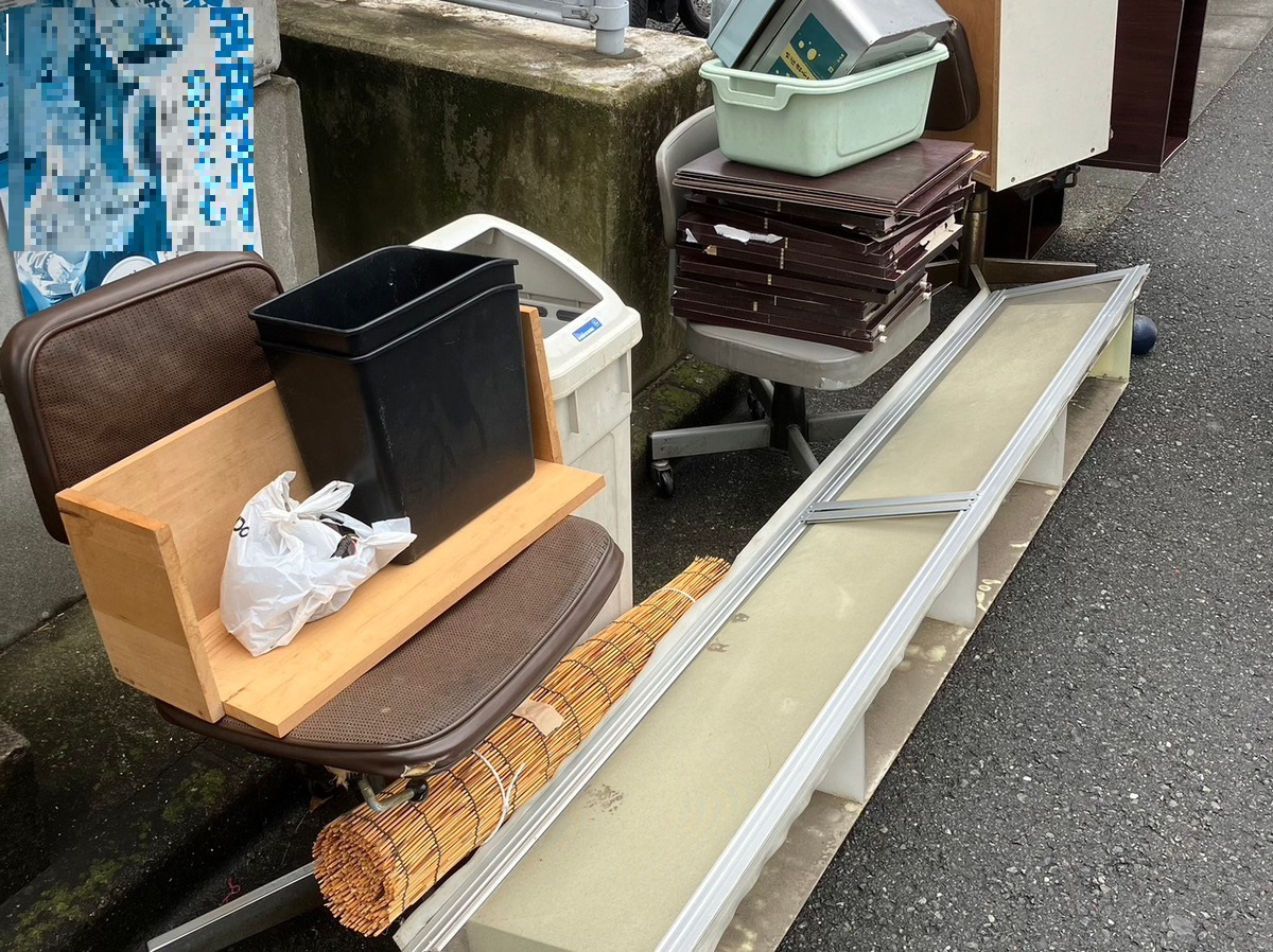 「事務所整理で出たデスクや椅子などの不用品を屋外から回収」作業写真