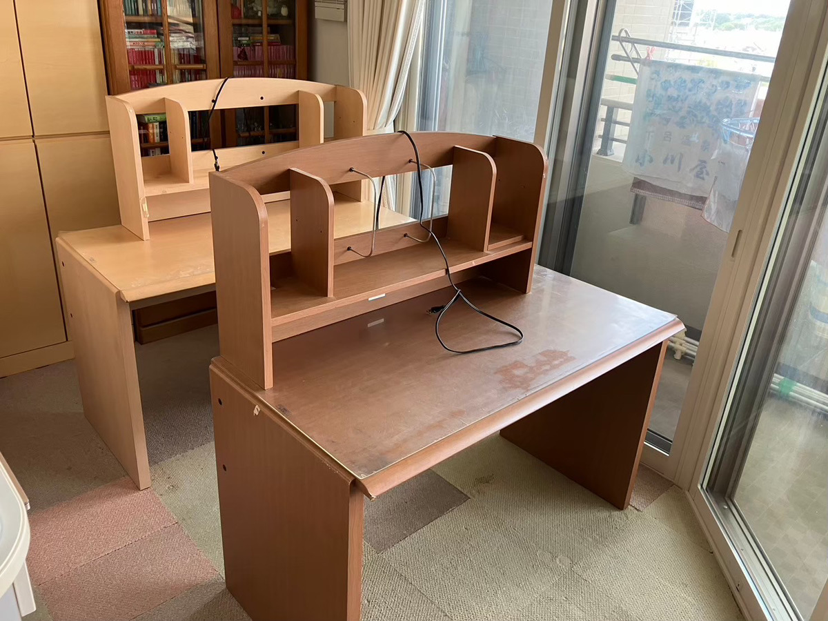 「マンションから不要になった勉強机を回収しました」作業写真