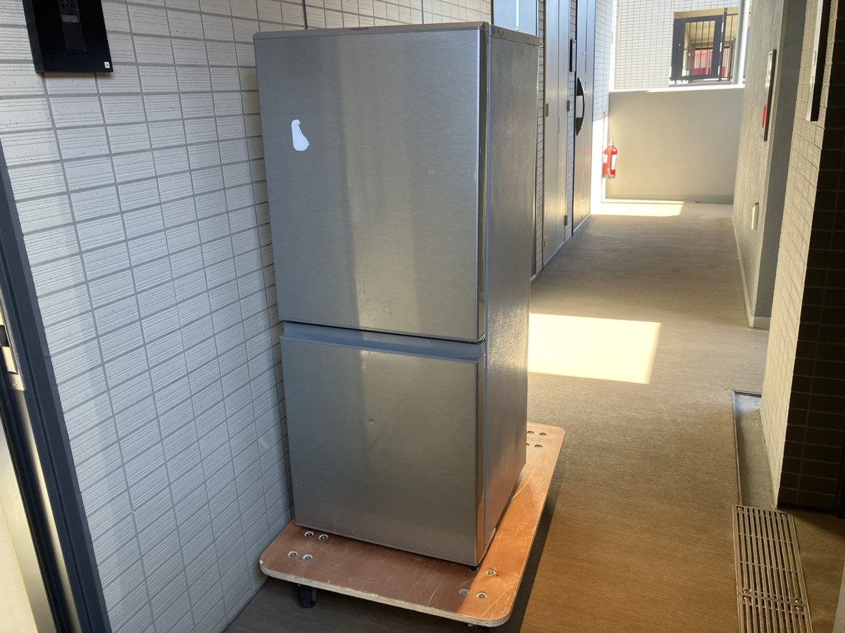 「1Kのマンションから不要になった冷蔵庫を回収しました」作業写真