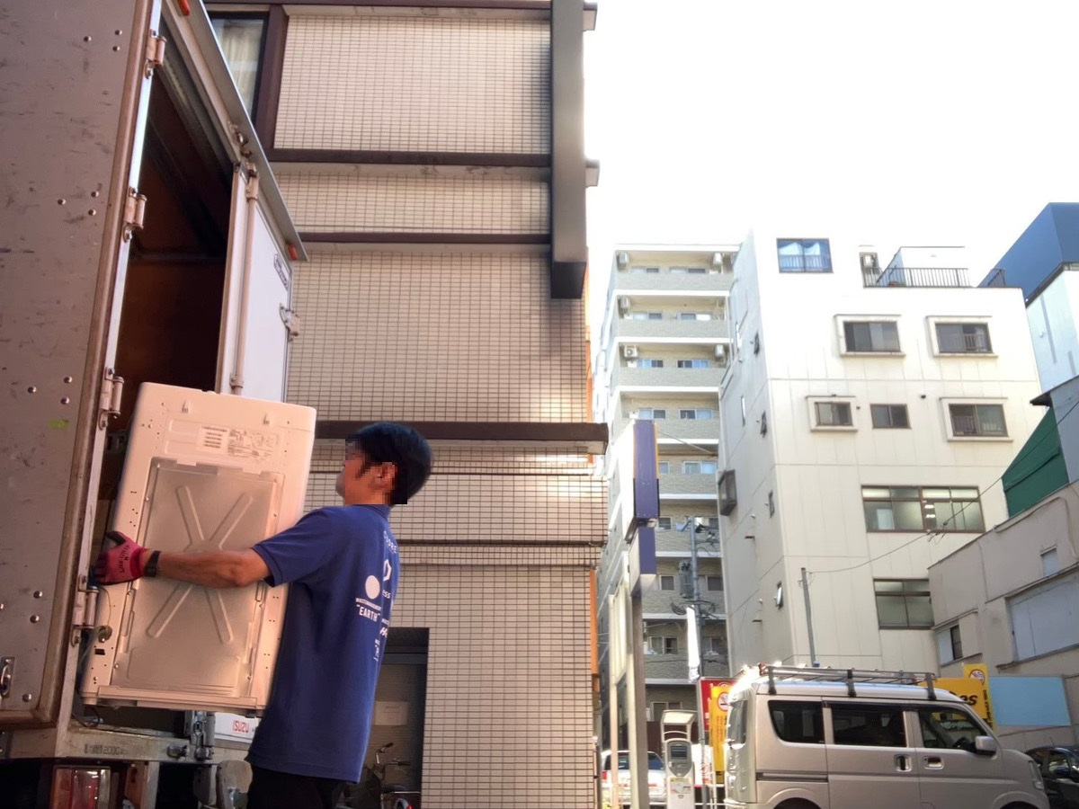 「マンションから故障した冷蔵庫を回収しました」作業写真